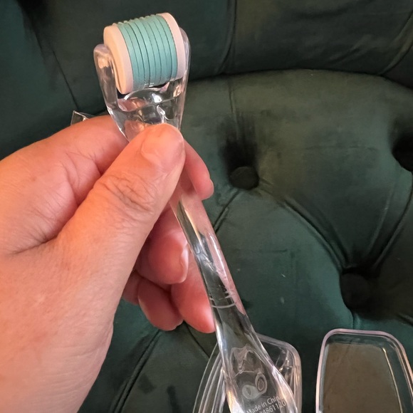 Viva spa Microneedle Facial Roller with 540 .25mm Needles To Rejuvenate Skin - Picture 12 of 12